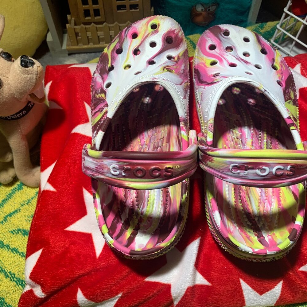 Women's Size 7.0 Crocs Shoes w/ Heel Loop Paint Smear Design Excellent Condition